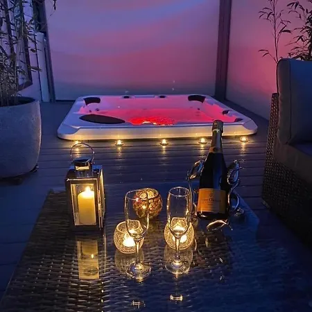 Hot Tub - York - Fishing Lakes - Free Parking - 5 Star Country Park - 5 Holiday home *