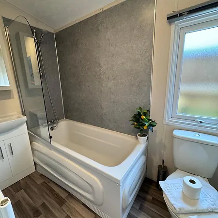 Holiday home Hot Tub - York - Fishing Lakes - Free Parking - 5 Star Country Park - 5 Little Habton