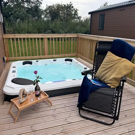 Holiday home Hot Tub - York - Fishing Lakes - Free Parking - 5 Star Country Park - 5 *