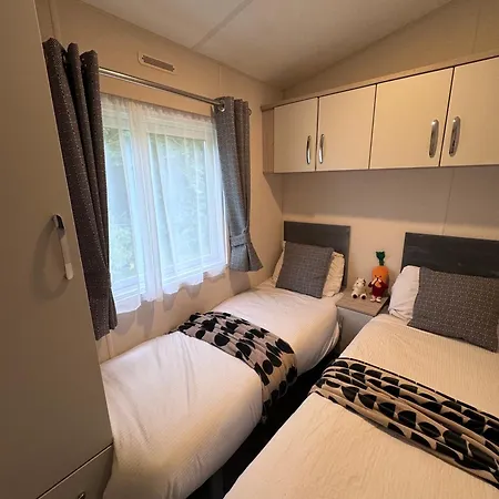 Hot Tub - York - Fishing Lakes - Free Parking - 5 Star Country Park - 5 Holiday home *