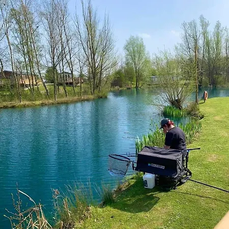 Holiday home Hot Tub - York - Fishing Lakes - Free Parking - 5 Star Country Park - 5
