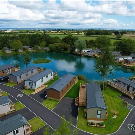 Hot Tub - York - Fishing Lakes - Free Parking - 5 Star Country Park - 5 Little Habton